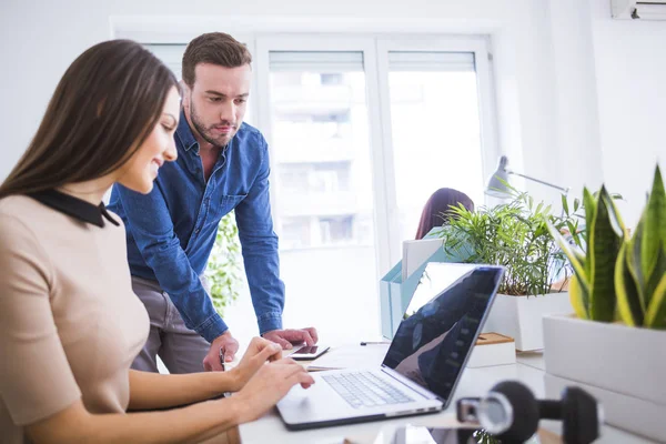 Man och kvinna som arbetar på kontor — Stockfoto