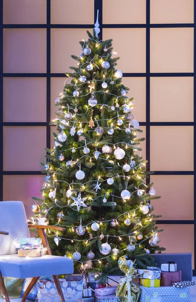 Beau grand arbre de Noël décoré — Photo