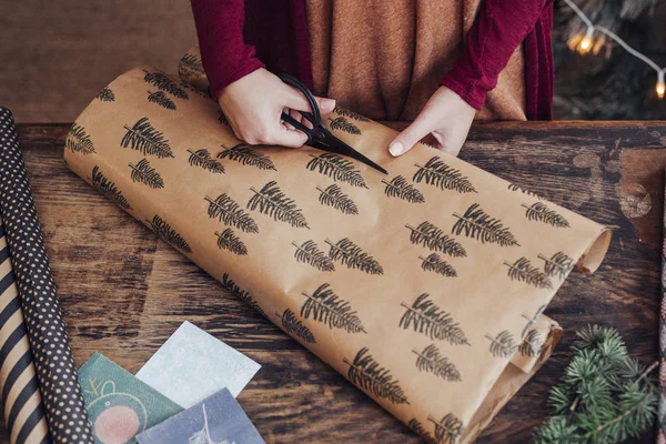 Mujer envolviendo regalo de Navidad — Foto de Stock