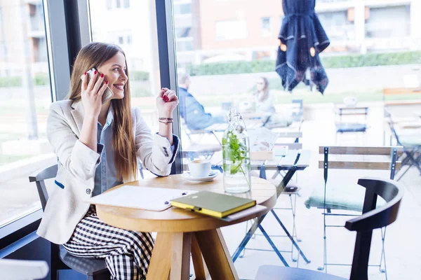 Schöne junge Frau tippt auf ihrem Handy — Stockfoto