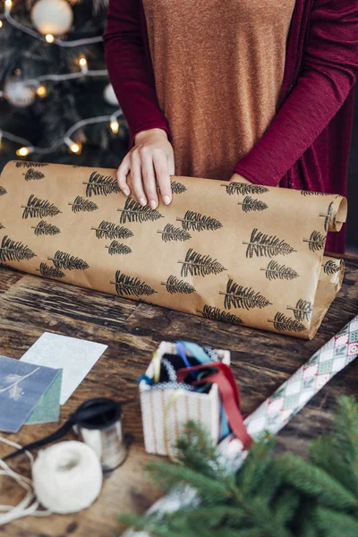 Frau verpackt Weihnachtsgeschenke — Stockfoto