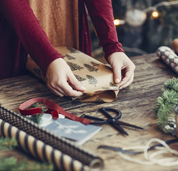 Žena balení vánoční dárky — Stock fotografie