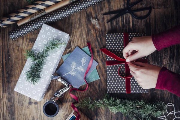 크리스마스 선물 포장하는 여자 — 스톡 사진