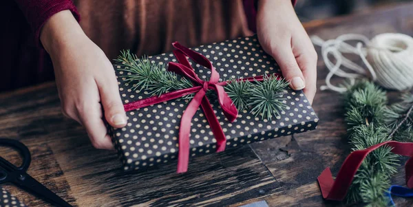 Femme enveloppant cadeaux de Noël — Photo