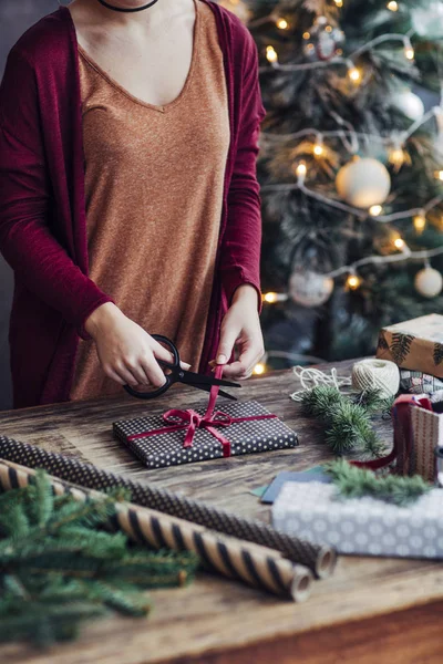 Žena balení vánoční dárky — Stock fotografie