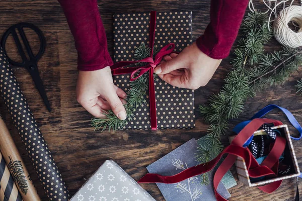 Woman Wrapping Christmas Presents — Stock Photo, Image