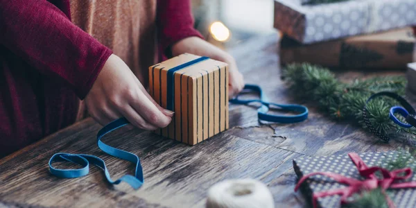 Kvinna inslagning julklappar — Stockfoto