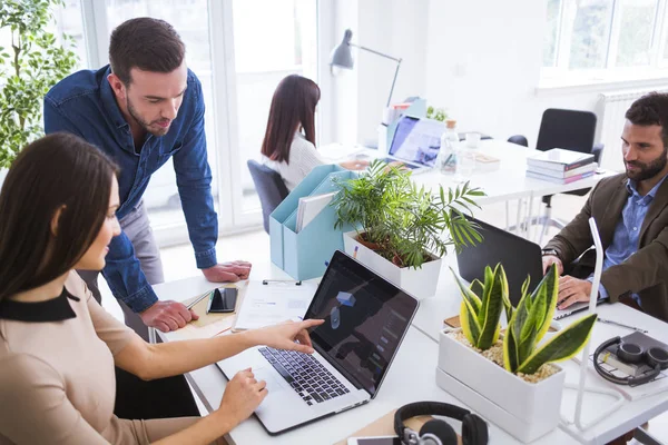 Hombres y mujeres trabajando — Foto de Stock