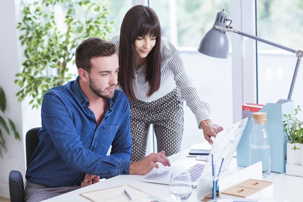 Uomo e donna che lavorano in ufficio — Foto Stock