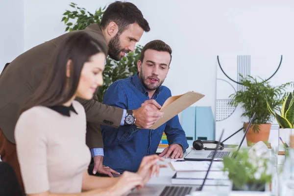 Hommes et femmes travaillant au bureau — Photo