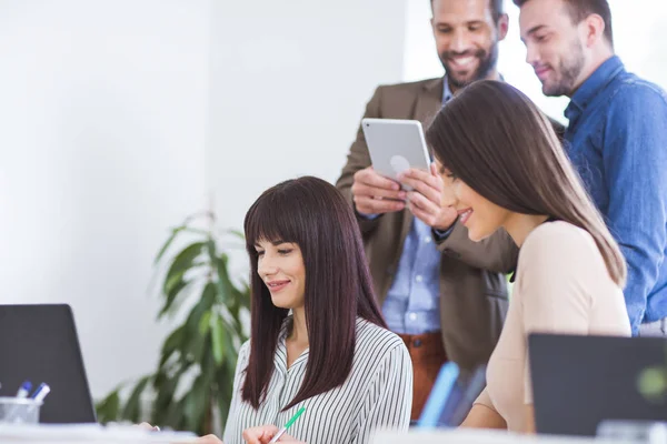 Hombres y mujeres que trabajan — Foto de Stock