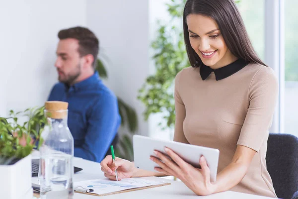 Mann und Frau arbeiten — Stockfoto