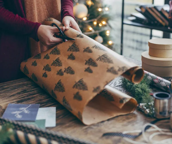 Mujer envolviendo regalos de Navidad — Foto de Stock