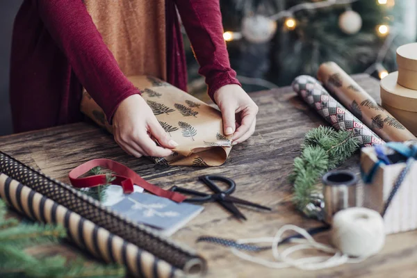 Donna avvolgendo regali di Natale — Foto Stock