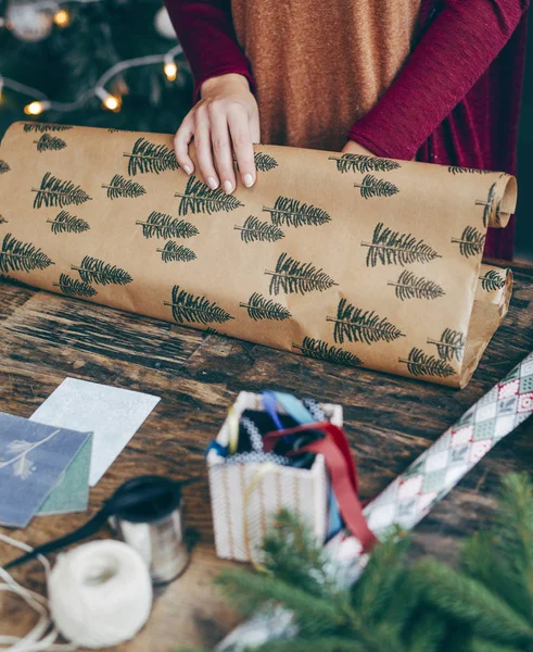 Woman Wrapping Christmas Presents — Stock Photo, Image