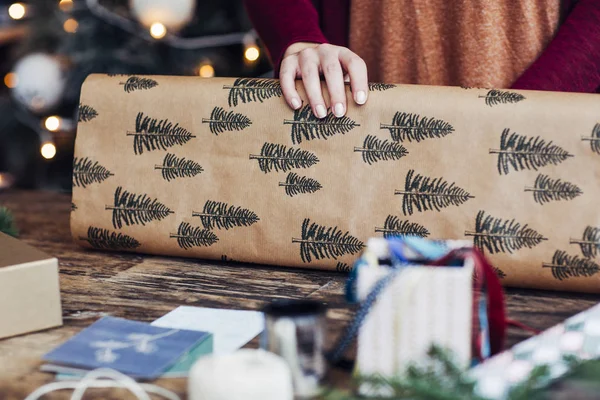 Frau verpackt Weihnachtsgeschenke — Stockfoto