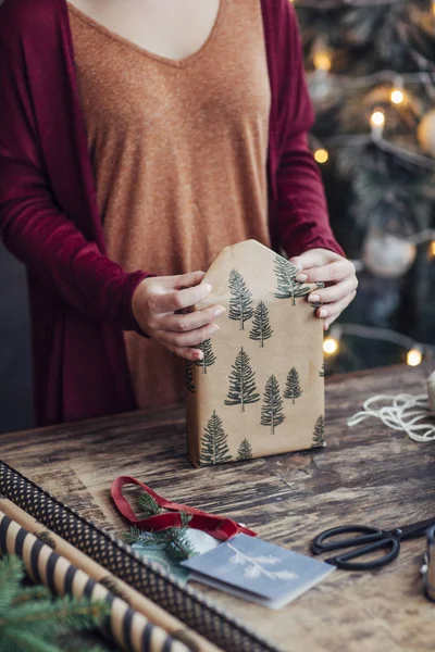 Donna avvolgendo regali di Natale — Foto Stock