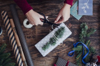 Noel hediyelerini paketleyen kadın.