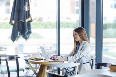 dizüstü bilgisayarda çalışan güzel bir genç kadın