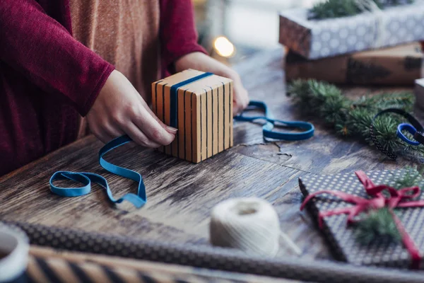 Kvinna inslagning julklappar — Stockfoto