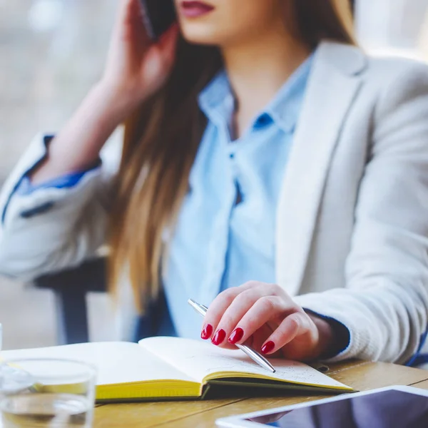 Femme méconnaissable parlant au téléphone — Photo