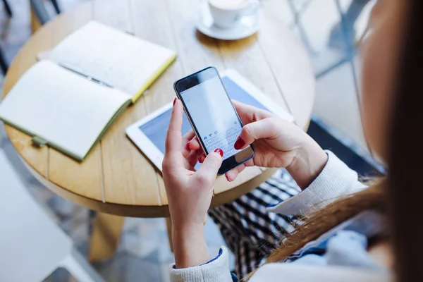 Femme méconnaissable tapant sur le téléphone — Photo