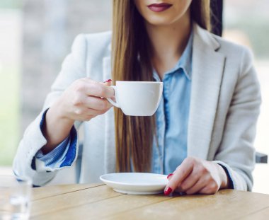 Tanımlanamayan Kadın Kahve İçiyor