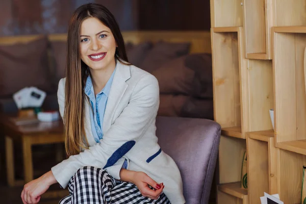 Schöne junge Frau lächelt — Stockfoto