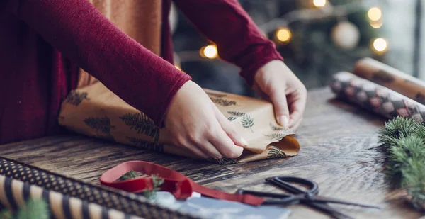 Mujer envolviendo regalos de Navidad —  Fotos de Stock