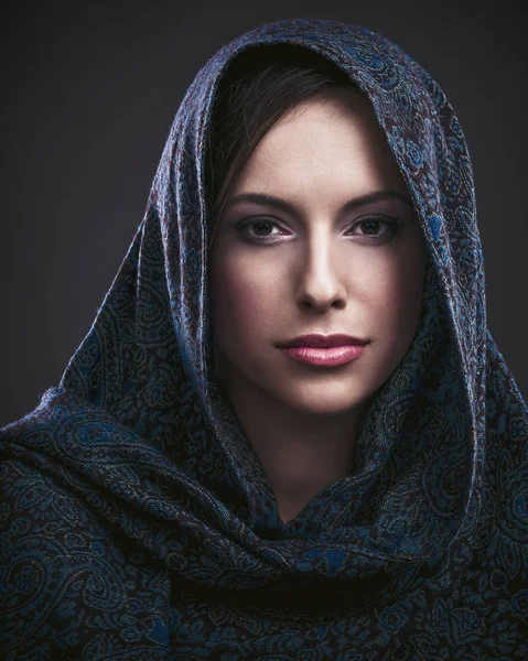 Headscarf와 아름 다운 여자 — 스톡 사진