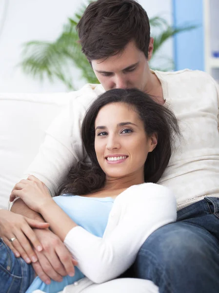 Feliz casal caucasiano Relaxante — Fotografia de Stock