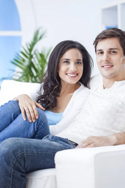 Feliz pareja joven — Foto de Stock