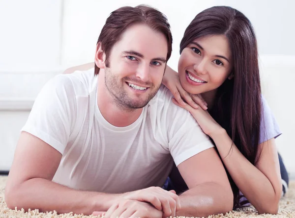 Sonriendo feliz pareja —  Fotos de Stock