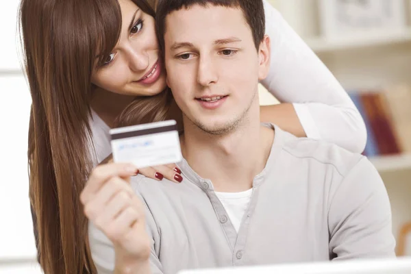 Счастливая пара совершает покупки онлайн — стоковое фото