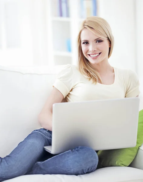 Mooie vrouw werken op laptop — Stockfoto