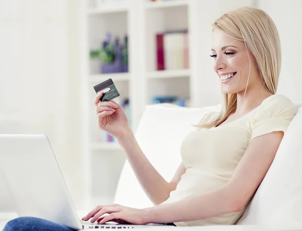 Mujer de compras en línea — Foto de Stock