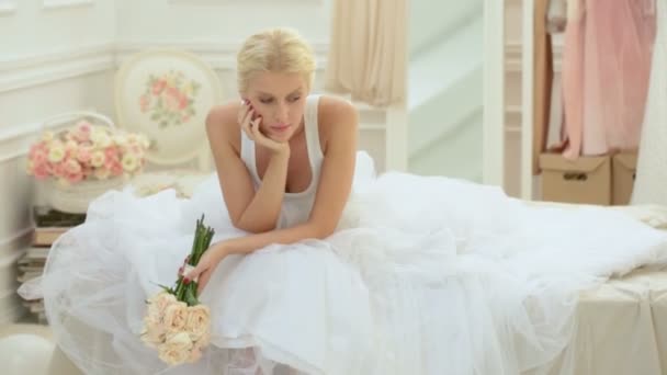 Bella sposa con fiori — Video Stock