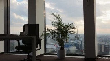 İş adamı telefonda konuşuyor. 