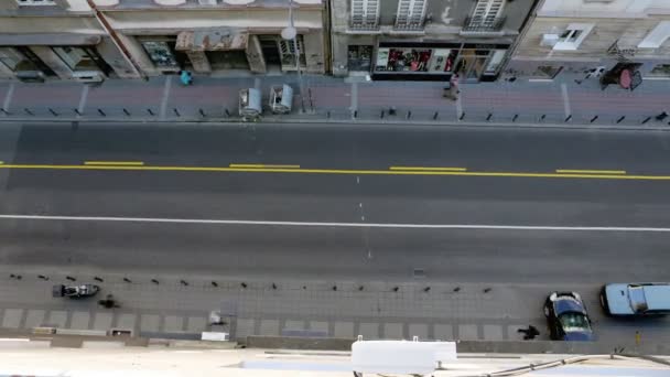 Автомобілі на вулиці міста — стокове відео