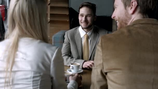 Groupe de personnes assis dans un bar . — Video