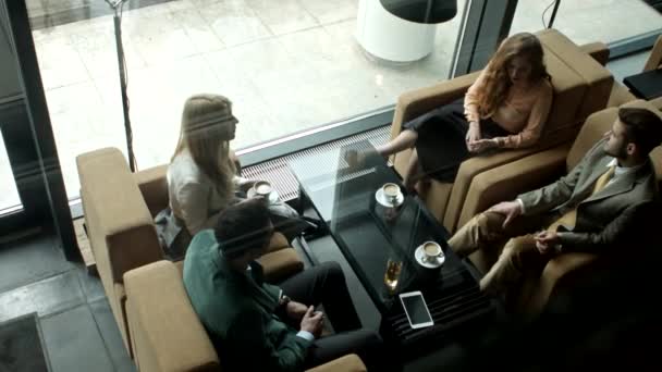 Groupe de gens d'affaires discutant dans un café — Video