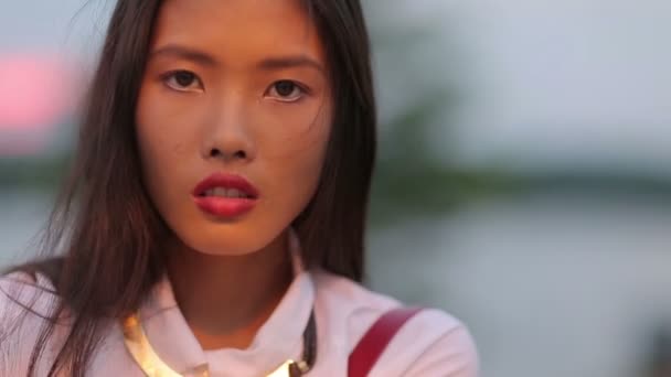 一个漂亮的亚洲女人的画像 — 图库视频影像