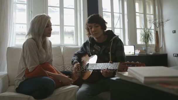 Пара, играющая на гитаре и поющая — стоковое видео
