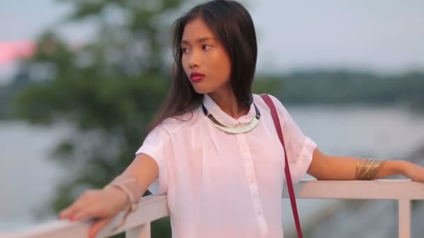 Vacker ung asiatisk kvinna utomhus — Stockvideo
