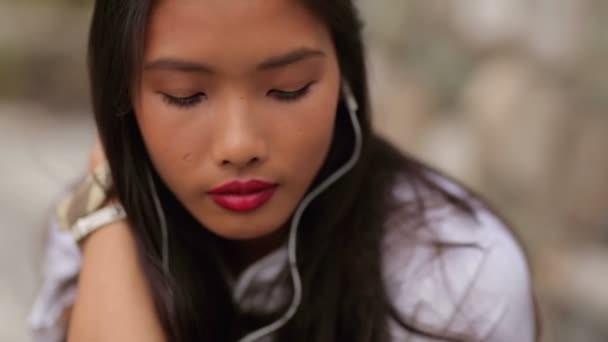 Happy Young Asian Woman Listening to Music — Stock Video