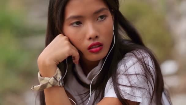 Glücklich junge asiatische Frau Musik hören — Stockvideo
