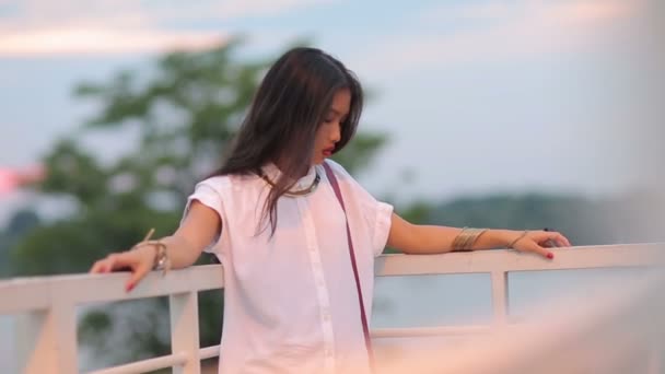 Krásná mladá asijská žena venku — Stock video