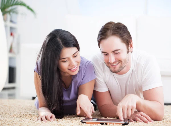 Lyckliga paret tittar favoritprogram — Stockfoto