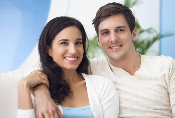 Feliz casal caucasiano — Fotografia de Stock