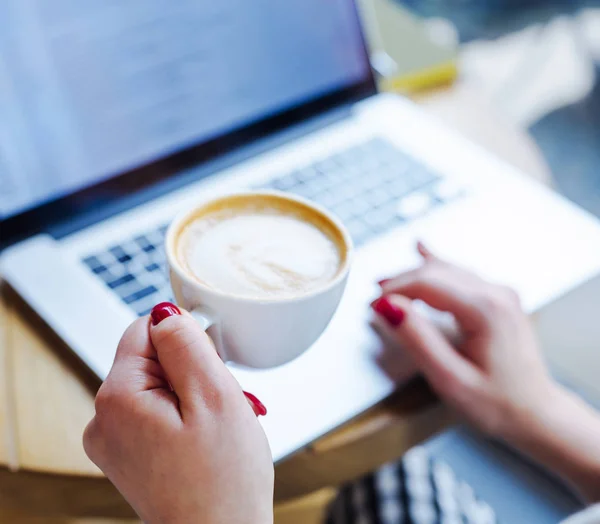 Donna irriconoscibile che beve caffè — Foto Stock